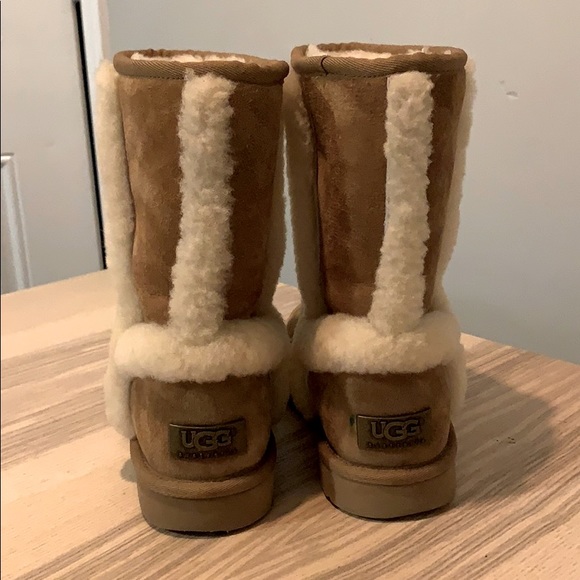 Uggs size 7 - Picture 2 of 3